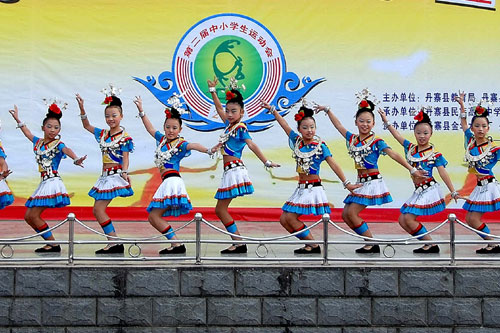 丹寨:校園“錦雞舞”(圖)