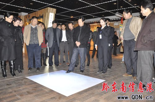 凱里廉政教育進家庭:干部把前門 配偶把后門