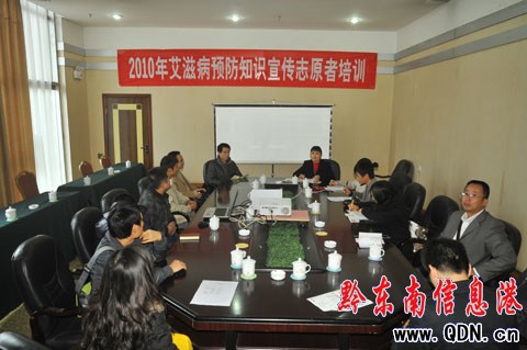 為迎接第23個(gè)艾滋病日 志愿者在行動(dòng)(圖)