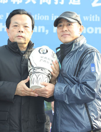 李連杰先生與邯鄲市長(zhǎng)郭大健互贈(zèng)禮品