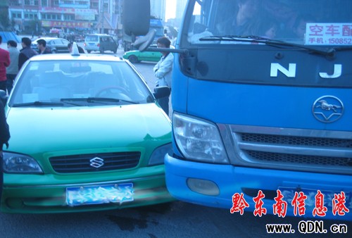 貨車突然急轉惹是非 出租車無辜禍從天降(圖)