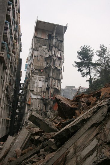 發(fā)生滑坡導(dǎo)致11層居民樓垮塌