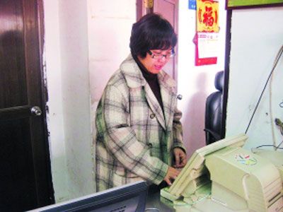 站點老板娘,巨獎彩票出自她手。 通訊員 陳引弟 攝 站點老板娘,巨獎彩票出自她手。 通訊員 陳引弟 攝