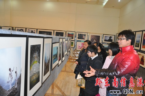 ��������ܻ����fԪչʾ�Լ��ĔzӰ��Ʒ���D��