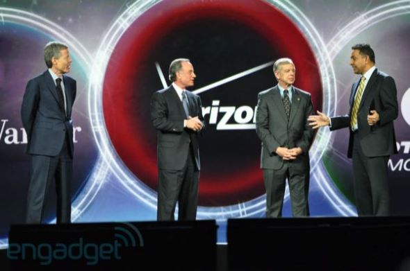 �r���A�{CEO�ܷ򡤱ȿ�˹��Jeff Bewkes����Verizon���ü���ϯ�\�I���_��������������Lowell McAdam����Ħ���_���Ƅ�CEOɣ�ܡ��Z��Sanjay Jha���Ⱥ����_�l�����v��չʾ��