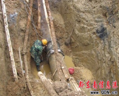 主水管爆裂 凱里開懷新區掘地搶修(圖)