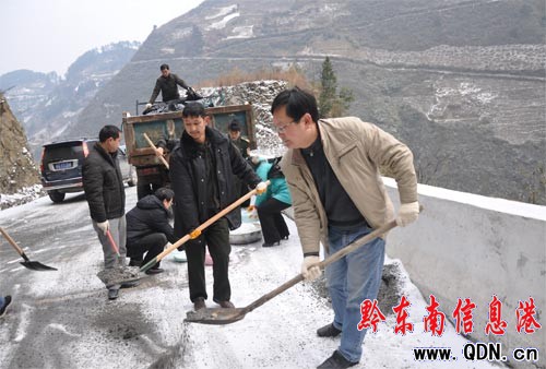 劍河交通系統(tǒng)人員為車(chē)輛保暢通受好評(píng)(圖)