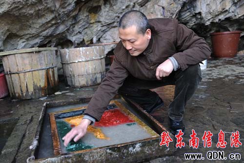 中國著名畫家崔自墨體驗丹寨石橋古紙(圖)