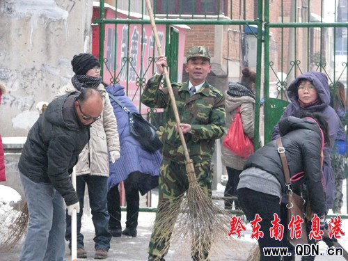 凱里普降大雪 各單位領(lǐng)導帶領(lǐng)干部職工上街掃雪