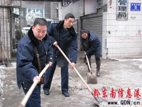 凱里普降大雪 各單位領(lǐng)導帶領(lǐng)干部職工上街掃雪