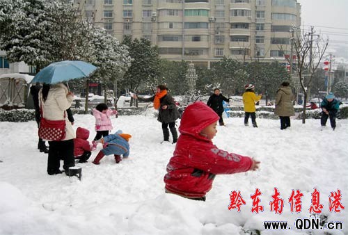 瑞雪普降岑鞏 群眾出門(mén)“戲”雪(圖)