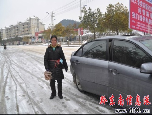 雪中的活“雷鋒”(圖)