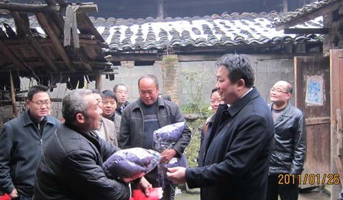 潘亮到錦屏開展“四幫四促”春節送溫暖活動