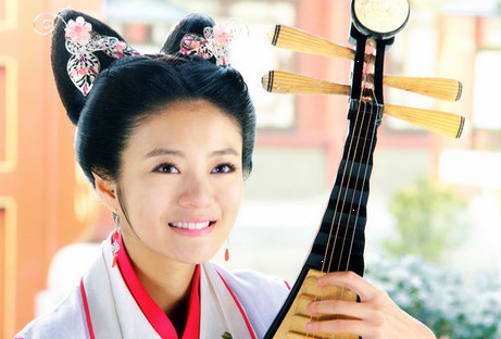 安以軒曝《后宮》華美造型照 飾演宮女春華