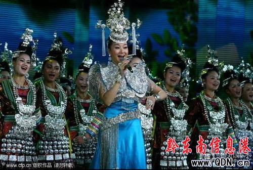 64名侗族大歌演員在春晚舞臺上為宋祖英伴唱