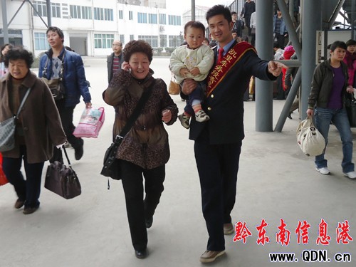 鐵路運(yùn)輸部門干部職工為重點(diǎn)旅客服務(wù)(圖)