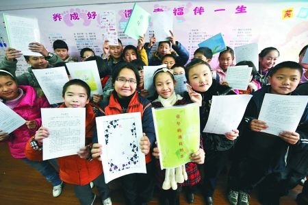 6歲女童每天捉蟲撿米粒養雞以攢錢交學費(圖)