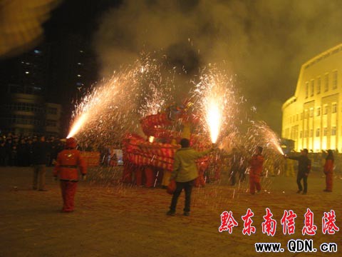 凱里舞龍噓花與市民共享元宵之樂(組圖)