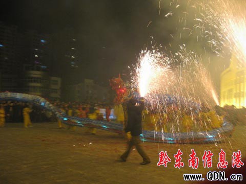 凱里舞龍噓花與市民共享元宵之樂(組圖)