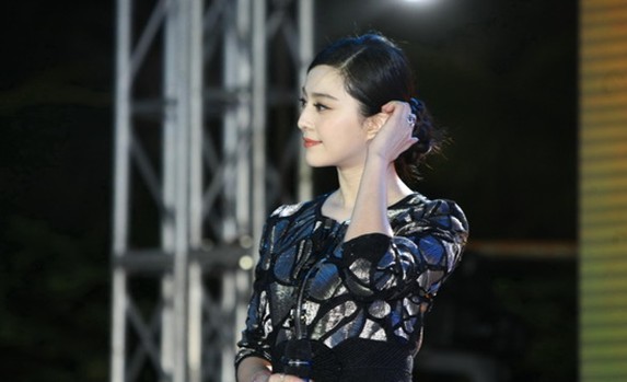 組圖:范冰冰現身三亞 笑言曾經座駕是自行車