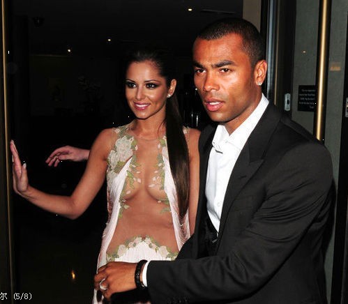 科爾與兩金發尤物吸水煙 眼神迷離腮緋紅(圖)