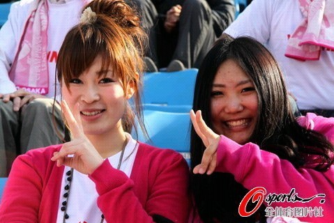 魯能激戰(zhàn)櫻花 日本女球迷打標(biāo)語謝中國