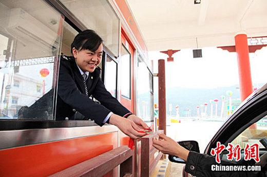 3��31�գ��F��ʡ���l���ٹ�·ͬ�rͨ܇���F��ʡ�������F���ǭ���������ݸ����򡢶�����ǭ�|���������Ž�������ǭ����������β���{�W���l���ٹ�·ͬ�r�_ͨԇ�\�У���ͨ܇���180���������l ���� �z