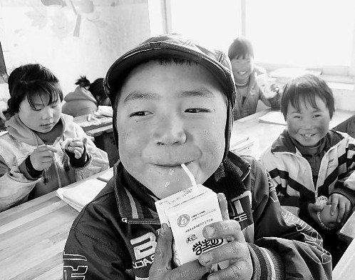 貧困學生扛100斤土豆去上學 每周吃不到2兩肉