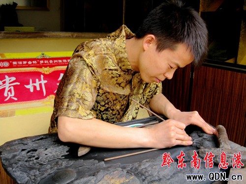青年硯雕藝術家楊剛的傳奇人生(圖)