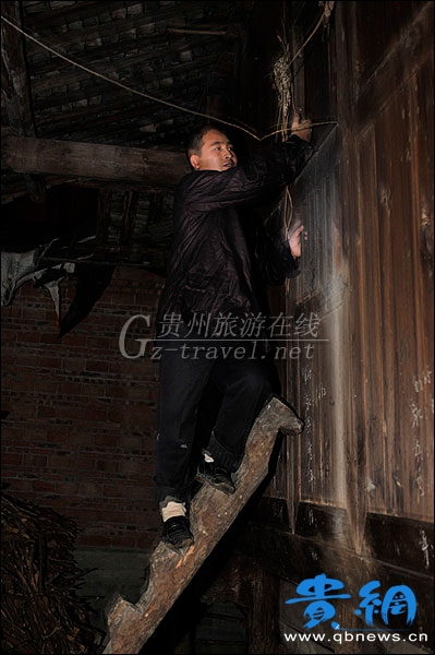 爬窗探妹:懸在窗臺上的戀情(組圖)