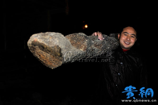 爬窗探妹:懸在窗臺上的戀情(組圖)