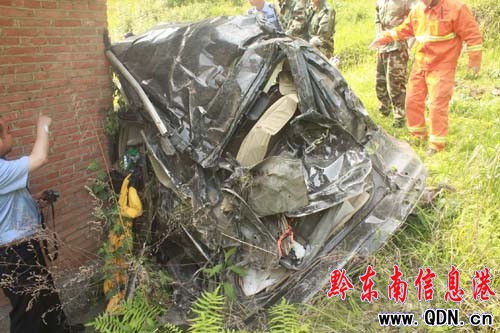 本田轎車沖下50米懸崖 造成2死1傷(圖)