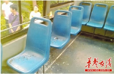 兩公交車斗氣“火拼”相撞嚇得乘客要跳車(圖)