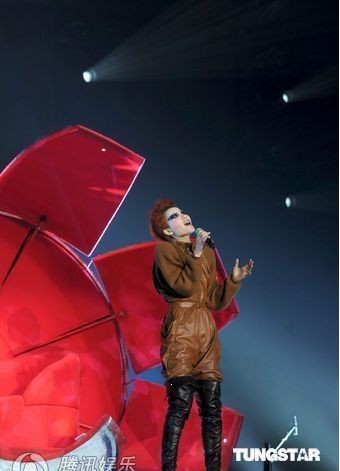 組圖:王菲廣州個唱第二場 造型低調紅發驚艷