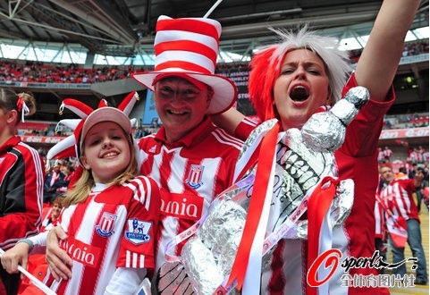 組圖:足總杯決賽 瘋狂球迷幾近裸體激情助威