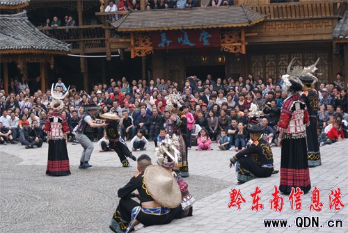 西江苗寨婚俗互動(dòng)活動(dòng)讓游客樂(lè)開(kāi)花(圖)