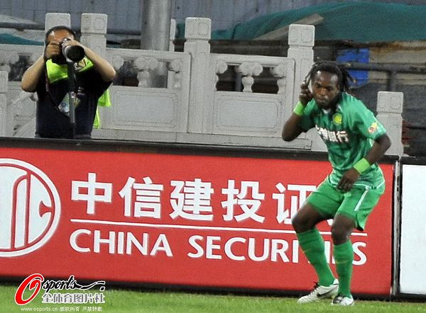 小馬丁秀怪異慶祝動作