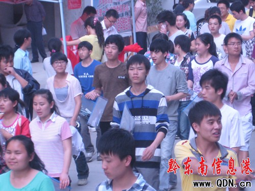 眾考生擁抱慶祝高考結束 反映數學和理綜較難