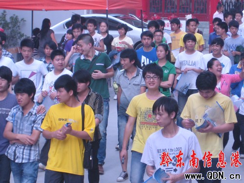 眾考生擁抱慶祝高考結束 反映數學和理綜較難