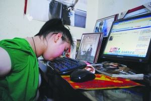 因為四肢都不能動,王千金只能用嘴唇打字,她在用嘴唇書寫傳奇 快報記者 劉勁松 攝