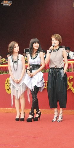 范冰冰香肩撼贏熊黛林 阿Sa抱病見偶像(圖)