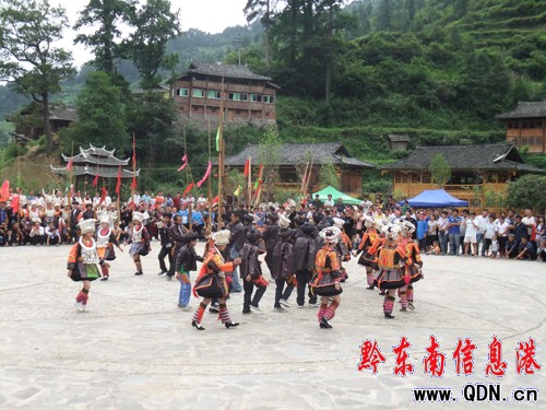 臺江:歡樂苗寨盛裝蘆笙(組圖)