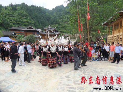 臺江:歡樂苗寨盛裝蘆笙(組圖)