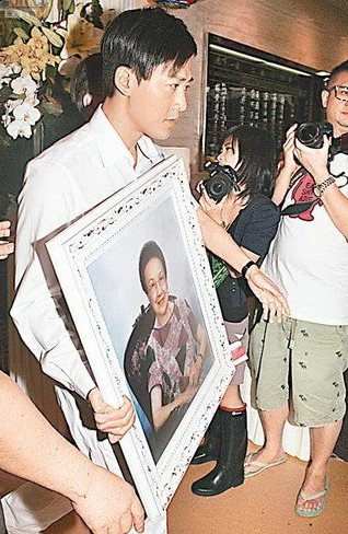 林峰數度落淚別奶奶 面帶哀傷為奶奶舉殯(圖)