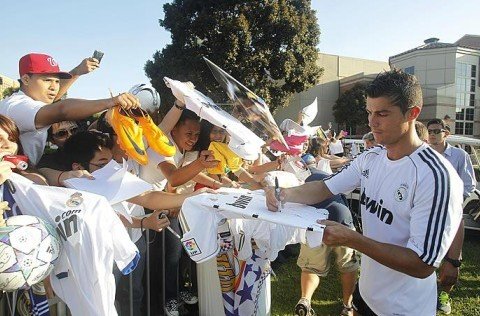 西媒揭秘皇馬斂財勝巴薩 中國MM愛卡卡超C羅