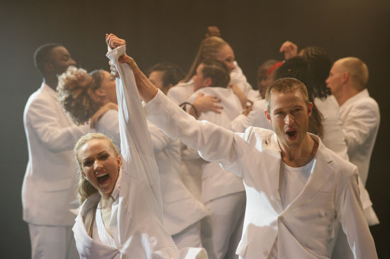 《舞力對(duì)決》點(diǎn)映 勁歌熱舞讓觀眾“坐不住”