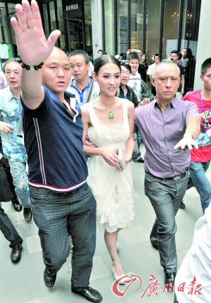 ����֥�x������M(f��i)�Է���� ֻ΢Ц���_��(�D)