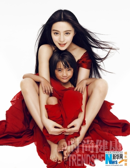 范冰冰抱西藏小女孩拍寫真 慶三十歲生日