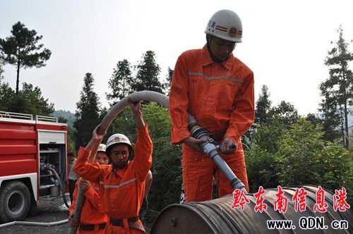 村民用水告急 各地消防送水解民憂(組圖)