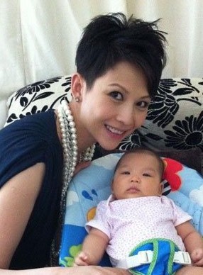 蔡少芬著低胸晚裝搶風頭 自曝帶母乳上機受阻